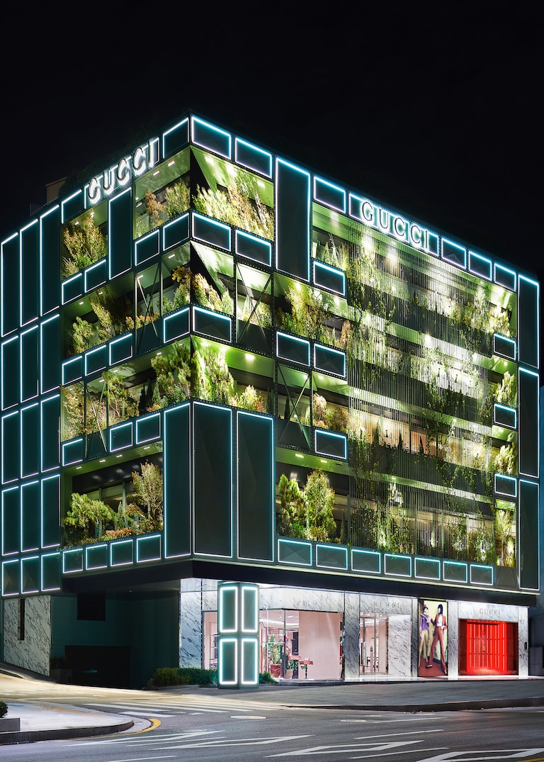 도심 속에 자연이 어우러진 ‘수직 공원’ 콘셉트의 새로운 파사드를 선보이는 구찌 청담 플래그십 스토어 구찌 청담 플래그십 스토어 리뉴얼 오픈 기념 새로운 파사드 공개