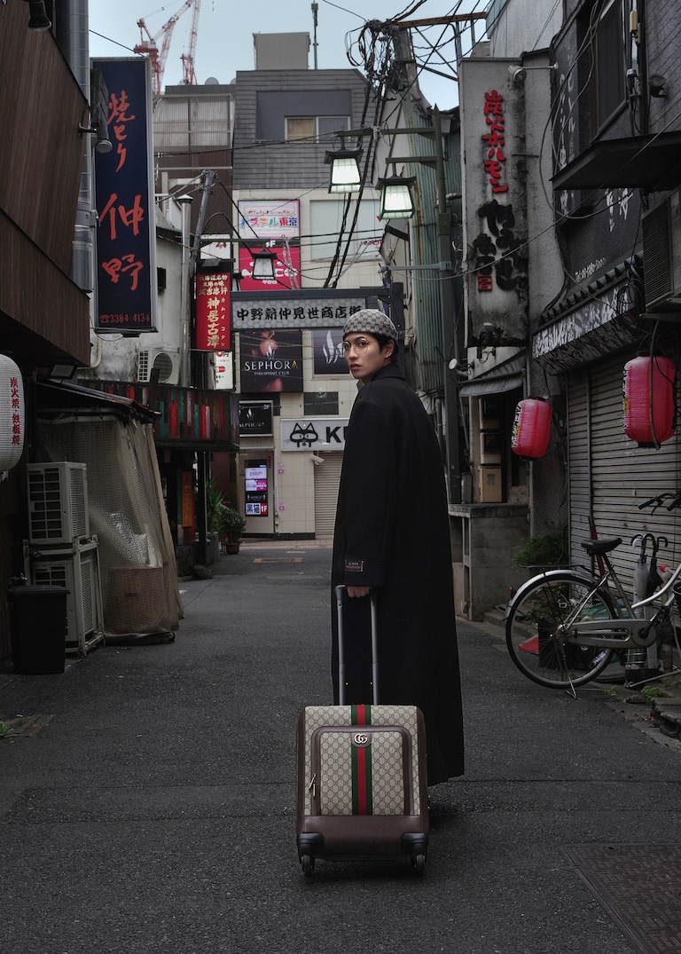 グッチのグローバル・ブランドアンバサダー、志尊淳が〔Gucci Savoy〕コレクションを携えて東京を旅します。志尊淳と〔Gucci Savoy〕
