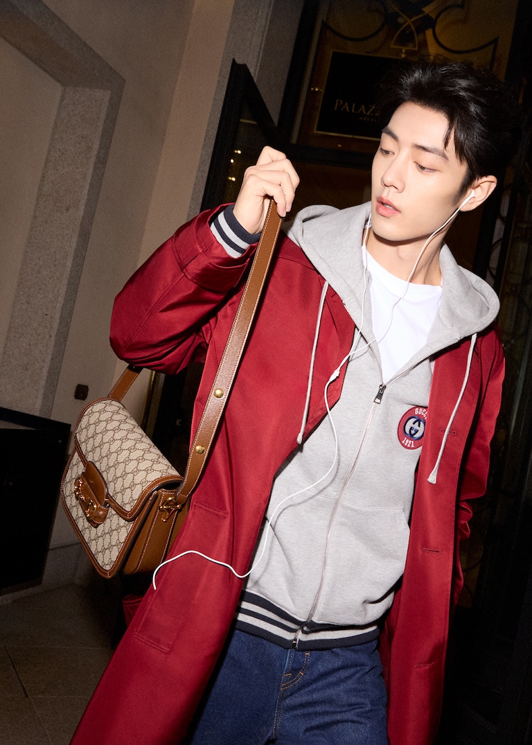  Il Global Brand Ambassador Xiao Zhan è testimonial di una nuova campagna incentrata sulla borsa Horsebit 1955 e la sneaker Gucci Re-Web.Di nuovo insieme