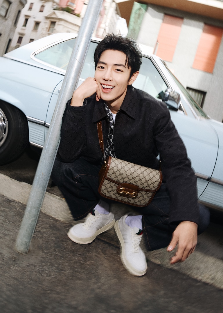  Il Global Brand Ambassador Xiao Zhan è testimonial di una nuova campagna incentrata sulla borsa Horsebit 1955 e la sneaker Gucci Re-Web.Di nuovo insieme