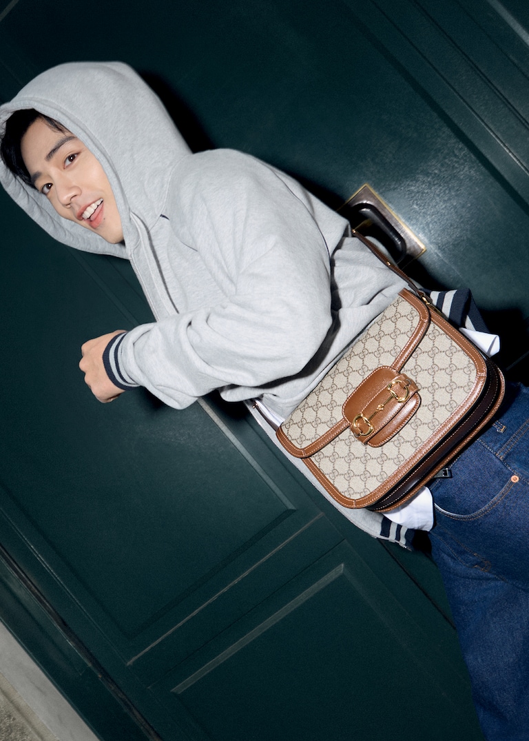  Il Global Brand Ambassador Xiao Zhan è testimonial di una nuova campagna incentrata sulla borsa Horsebit 1955 e la sneaker Gucci Re-Web.Di nuovo insieme