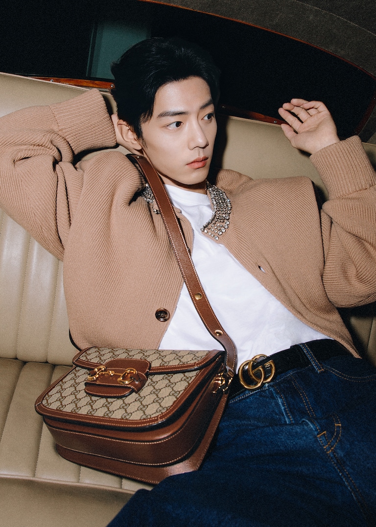  Il Global Brand Ambassador Xiao Zhan è testimonial di una nuova campagna incentrata sulla borsa Horsebit 1955 e la sneaker Gucci Re-Web.Di nuovo insieme