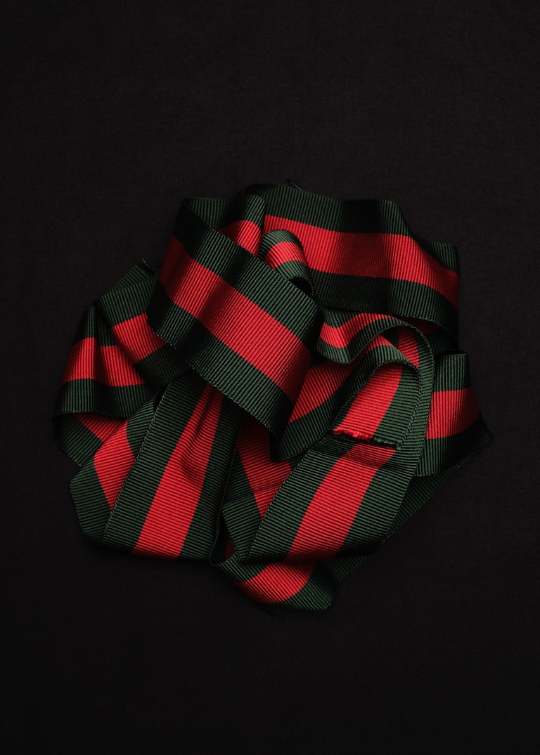 Sabato De Sarno为品牌匠心打造的首款Gucci Re-Web系列运动鞋。  匠心诠释Re-Web系列运动鞋 