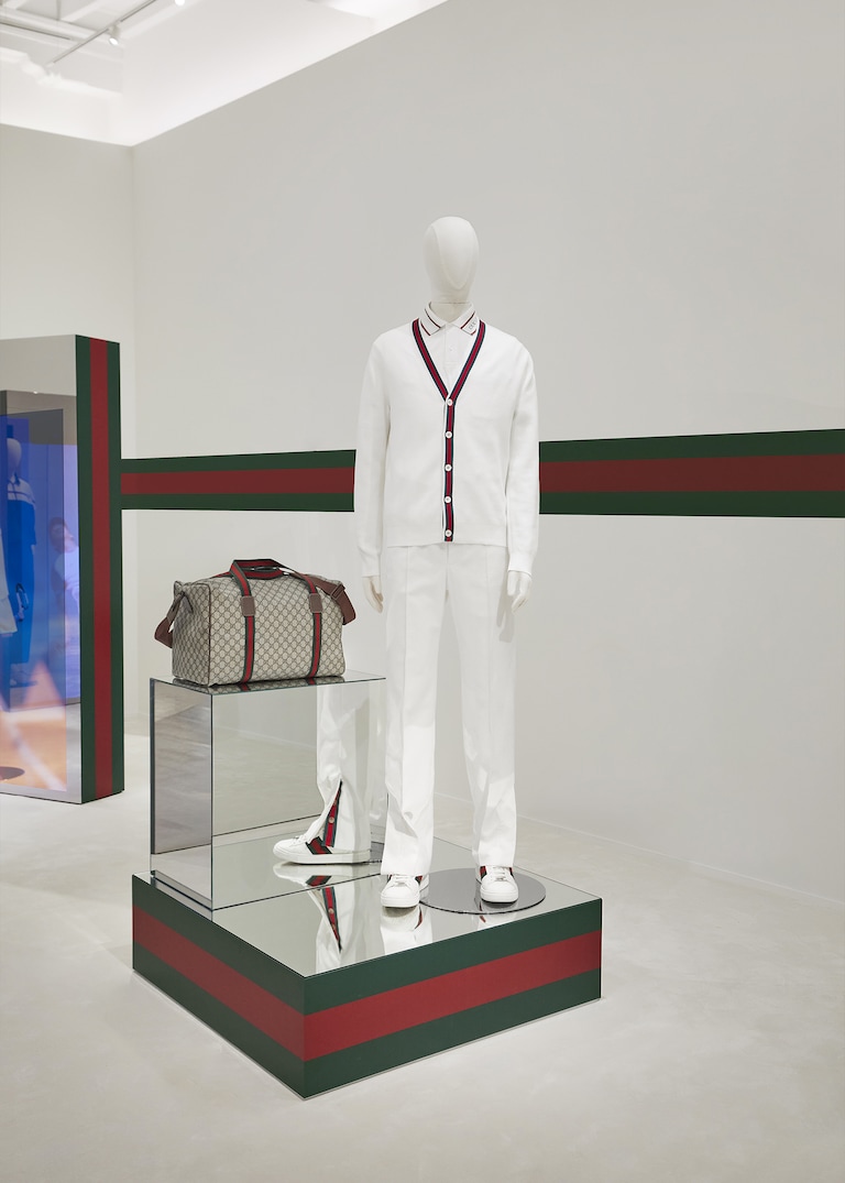 Découvrez les trois nouvelles salles de l’exposition Gucci Visions, une exposition immersive qui retrace un siècle de créativité de la Maison. Le voyage continue à l’exposition Gucci Visions, à Florence 