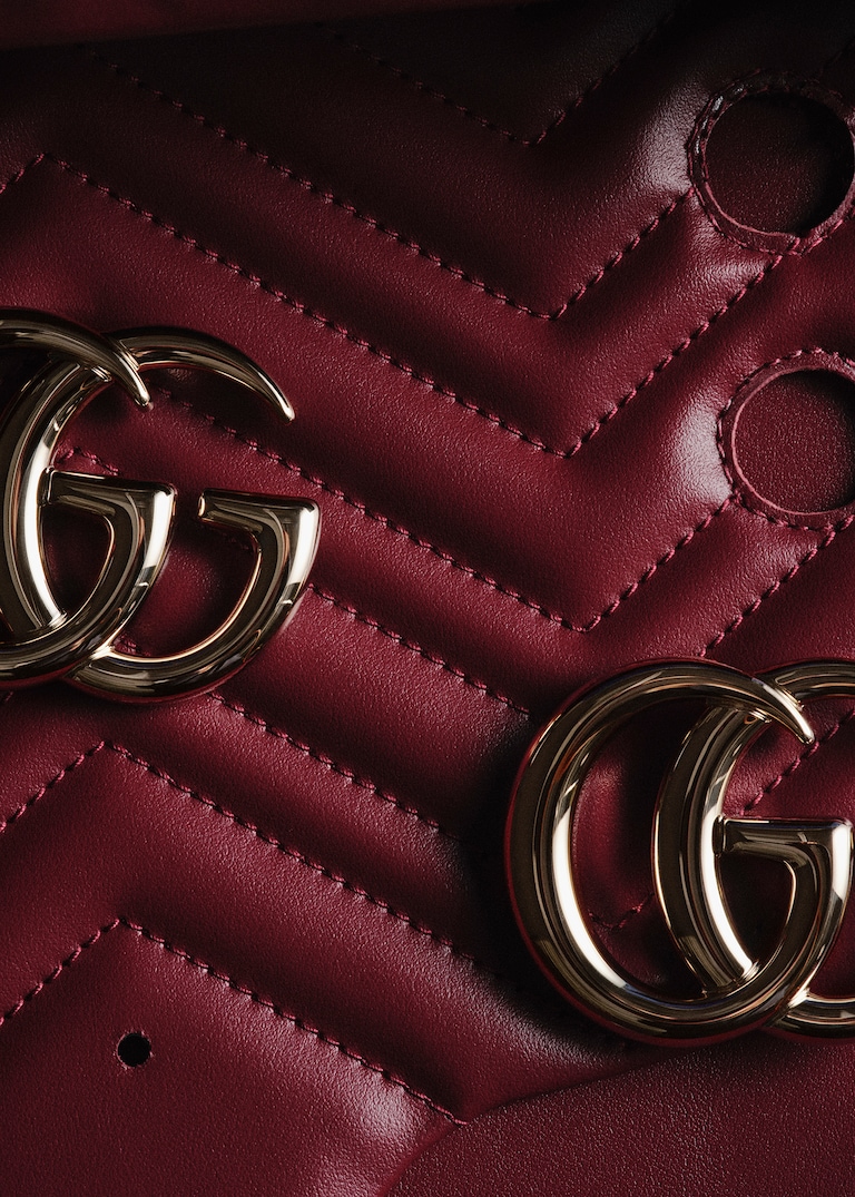 Revealing the artistry of the GG Marmont bag in Gucci Rosso Ancora.Crafting a Signature