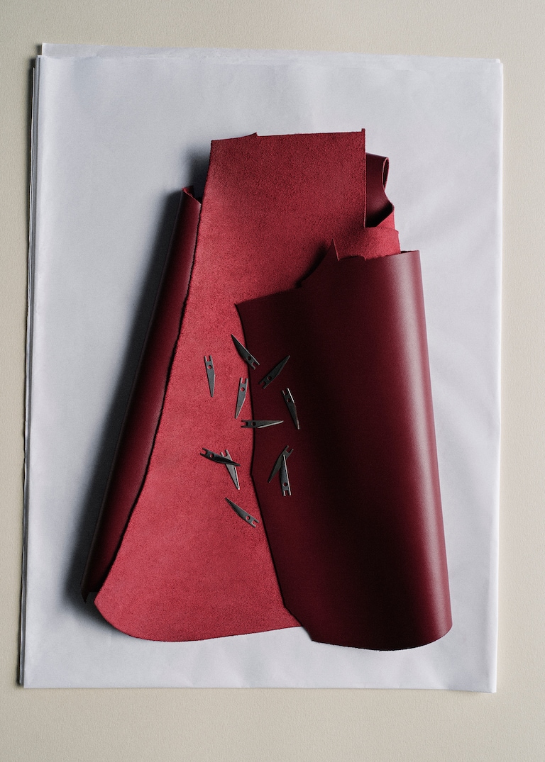 Revealing the artistry of the GG Marmont bag in Gucci Rosso Ancora.Crafting a Signature