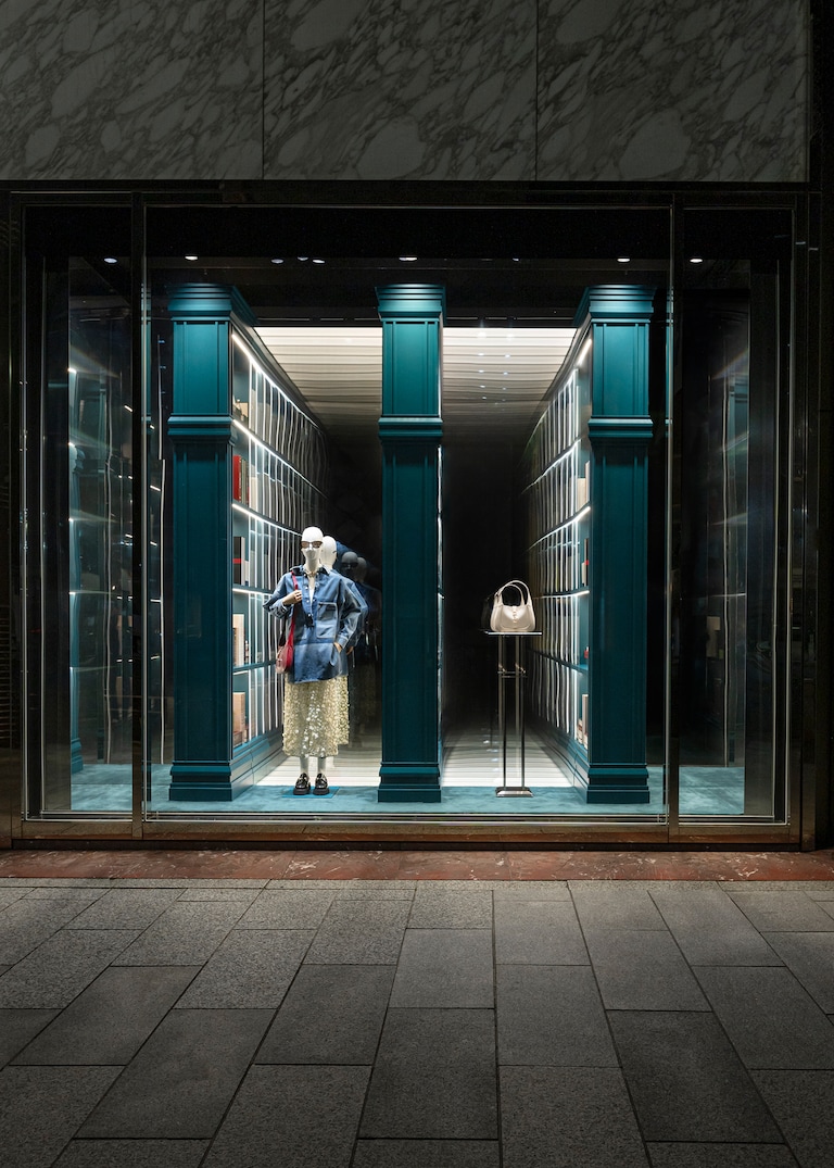 The new store windows concept, Endless Narratives, intertwines objects and ideas, creating infinite stories through a mirrored library.Unveiling Endless Narratives