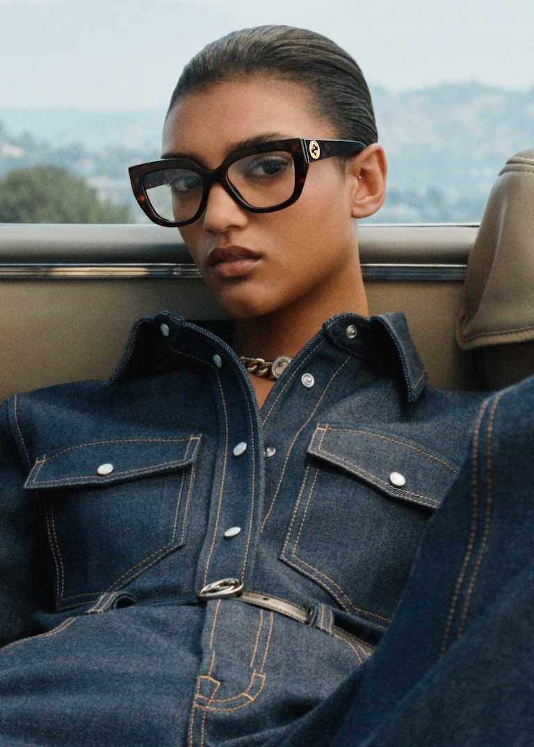 La campagne Gucci Eyewear Printemps-Été 2025 met notamment en scène Ni Ni, ambassadrice internationale de la marque, dans différentes destinations ensoleillées.Une vue ensoleillée 