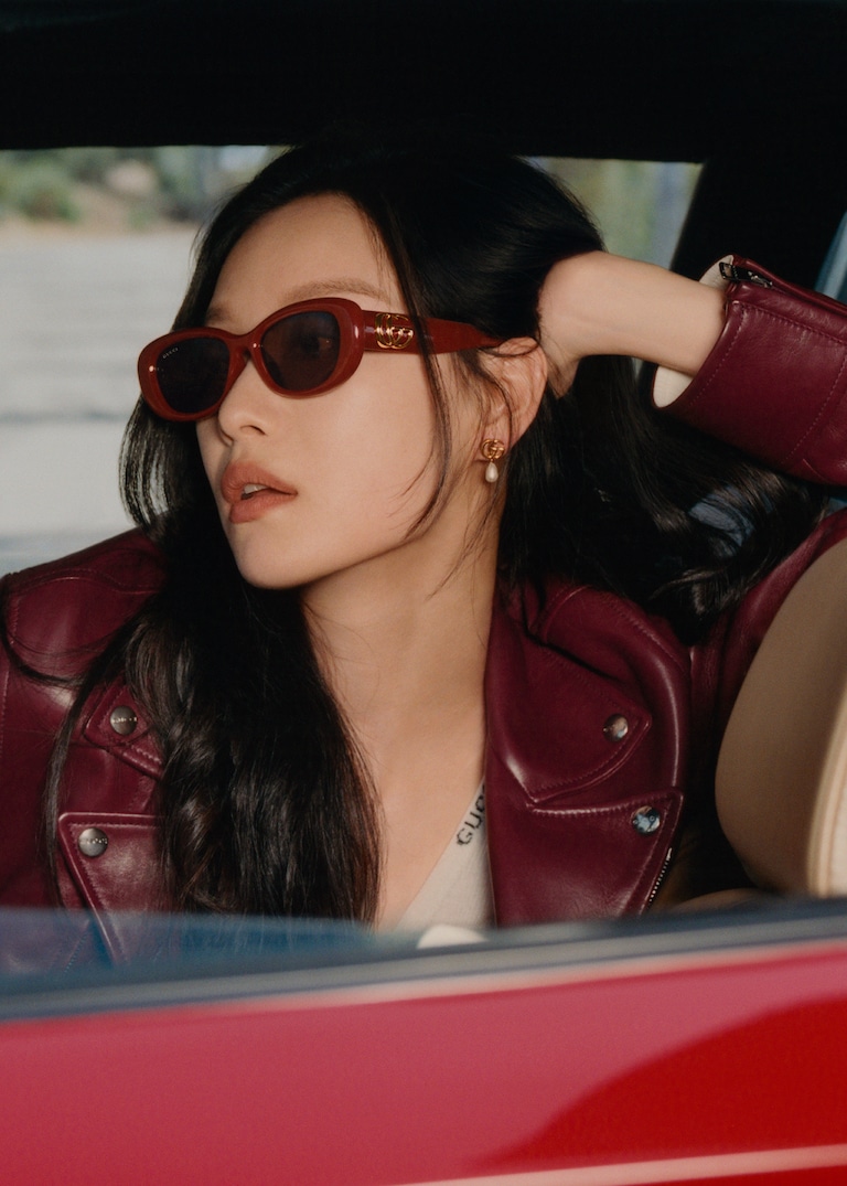 La campagne Gucci Eyewear Printemps-Été 2025 met notamment en scène Ni Ni, ambassadrice internationale de la marque, dans différentes destinations ensoleillées.Une vue ensoleillée 