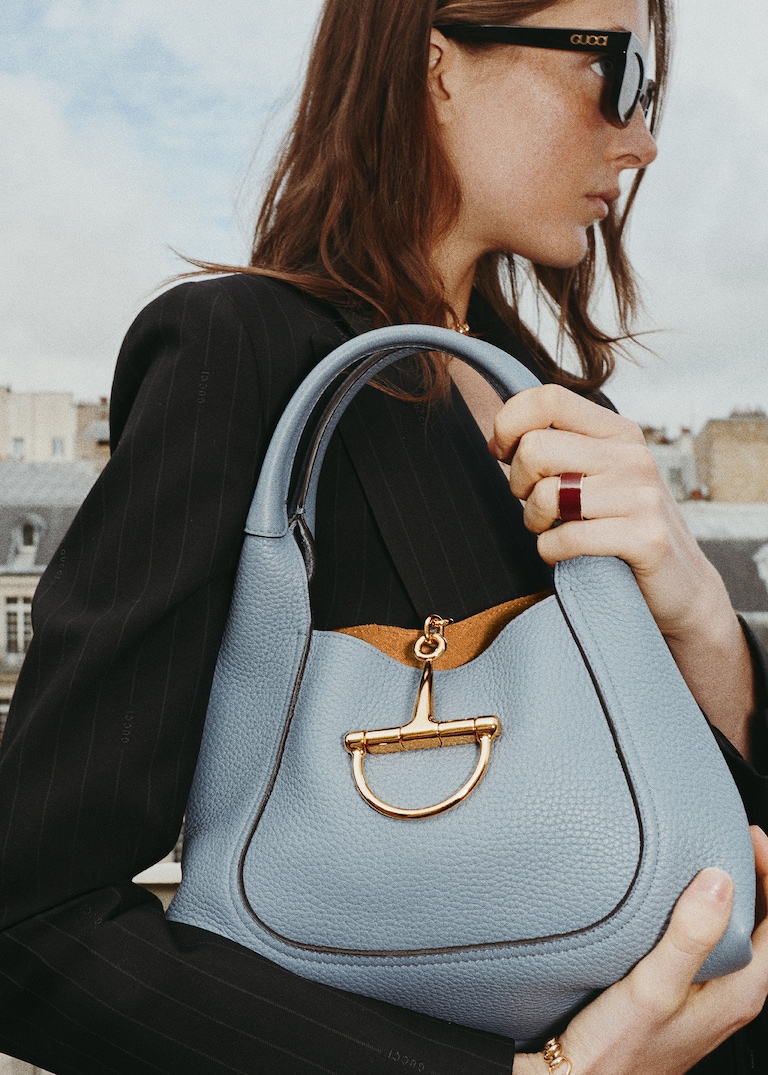 La nueva línea Gucci Softbit marca el ritmo en París con la modelo Maya Wigram.Momentos inolvidables en París