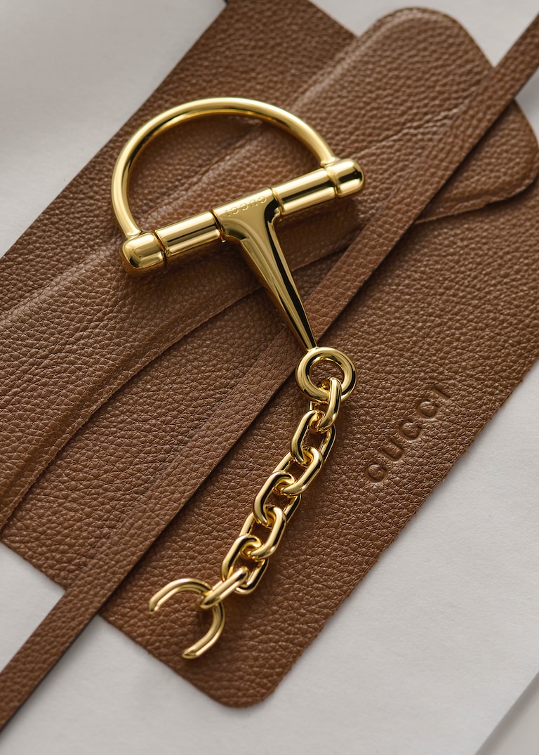 Véritable voyage visuel, une nouvelle vidéo met en lumière le savoir-faire méticuleux et les mains expertes à l’origine du sac Gucci Softbit.Gucci à l’œuvre : le Gucci Softbit