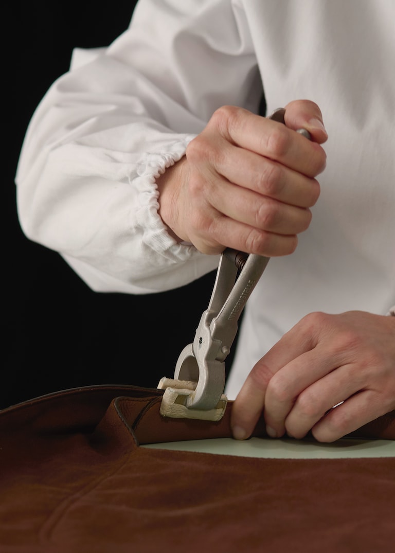 Véritable voyage visuel, une nouvelle vidéo met en lumière le savoir-faire méticuleux et les mains expertes à l’origine du sac Gucci Softbit.Gucci à l’œuvre : le Gucci Softbit