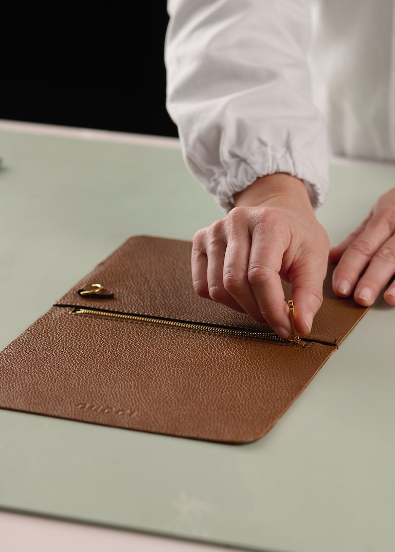 Véritable voyage visuel, une nouvelle vidéo met en lumière le savoir-faire méticuleux et les mains expertes à l’origine du sac Gucci Softbit.Gucci à l’œuvre : le Gucci Softbit