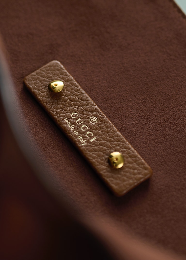 Véritable voyage visuel, une nouvelle vidéo met en lumière le savoir-faire méticuleux et les mains expertes à l’origine du sac Gucci Softbit.Gucci à l’œuvre : le Gucci Softbit