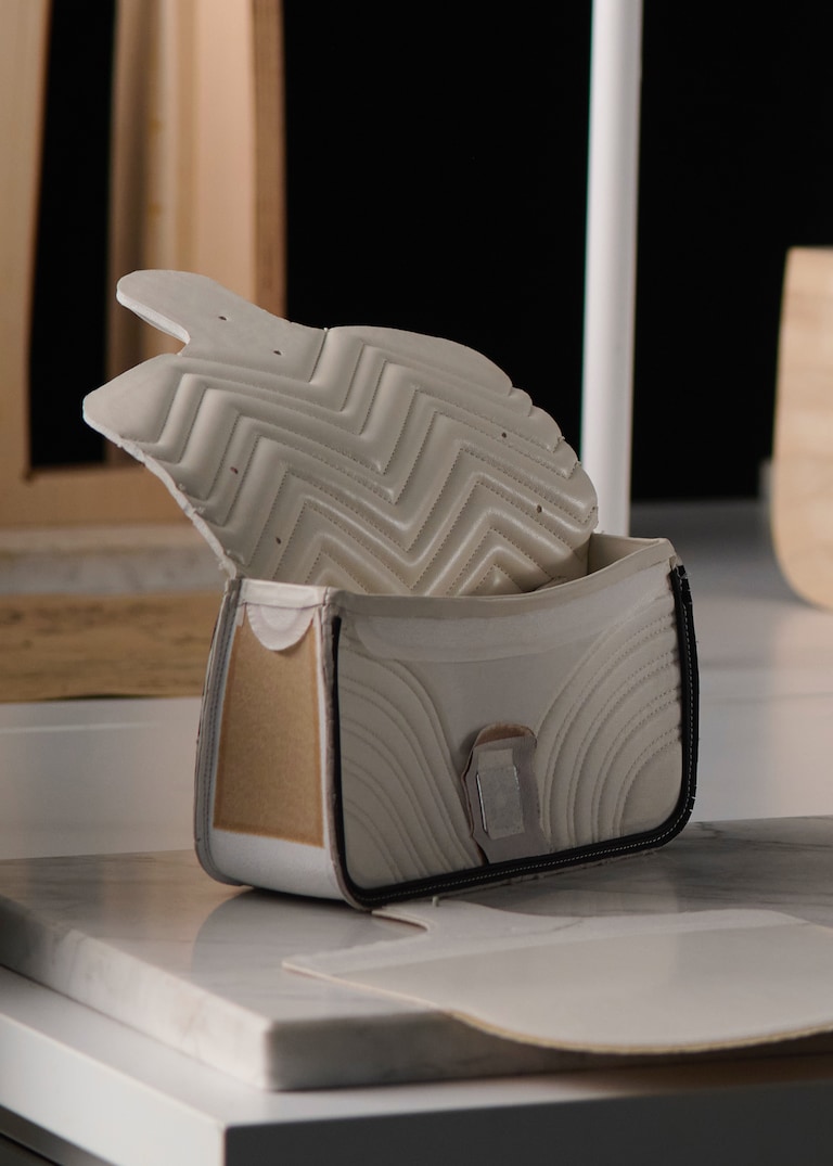 Une vidéo unique qui dévoile le savoir-faire derrière le sac à main GG Marmont.Gucci à l’œuvre : <br> GG Marmont