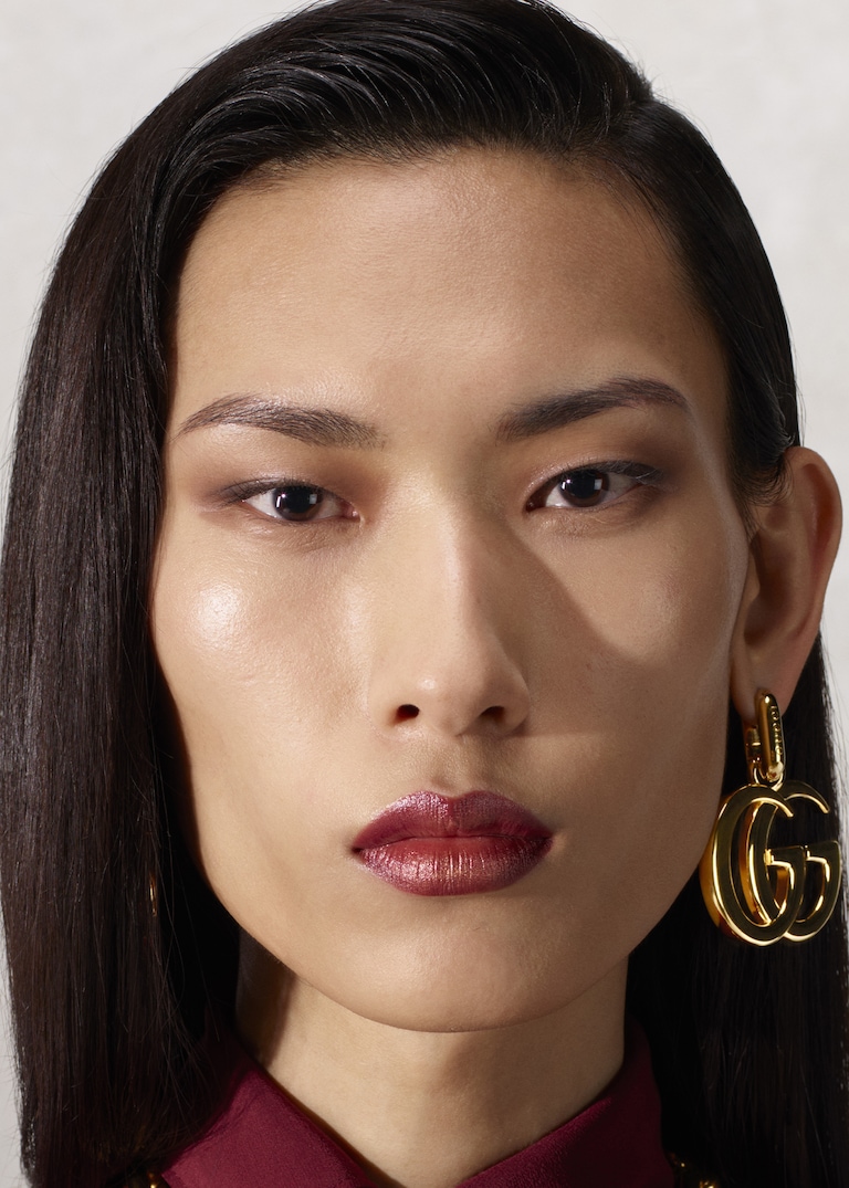 Ein Gefühl von müheloser Eleganz umgibt die Beauty-Aufnahmen aus der Gucci: La Famiglia Kampagne. Beauty-Porträts 