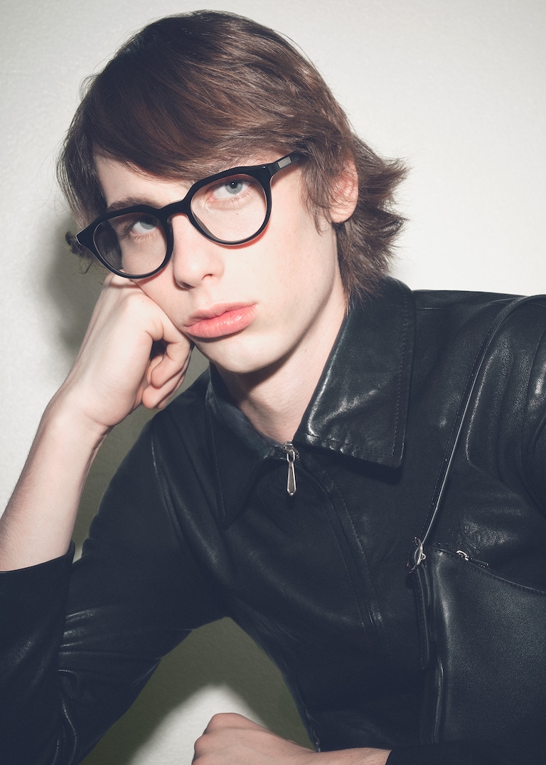 2026年春夏 グッチ アイウェア 広告キャンペーンでは、複数の登場人物を通して新コレクションが刻むリズムを描き出しています。 個性とアティチュード 