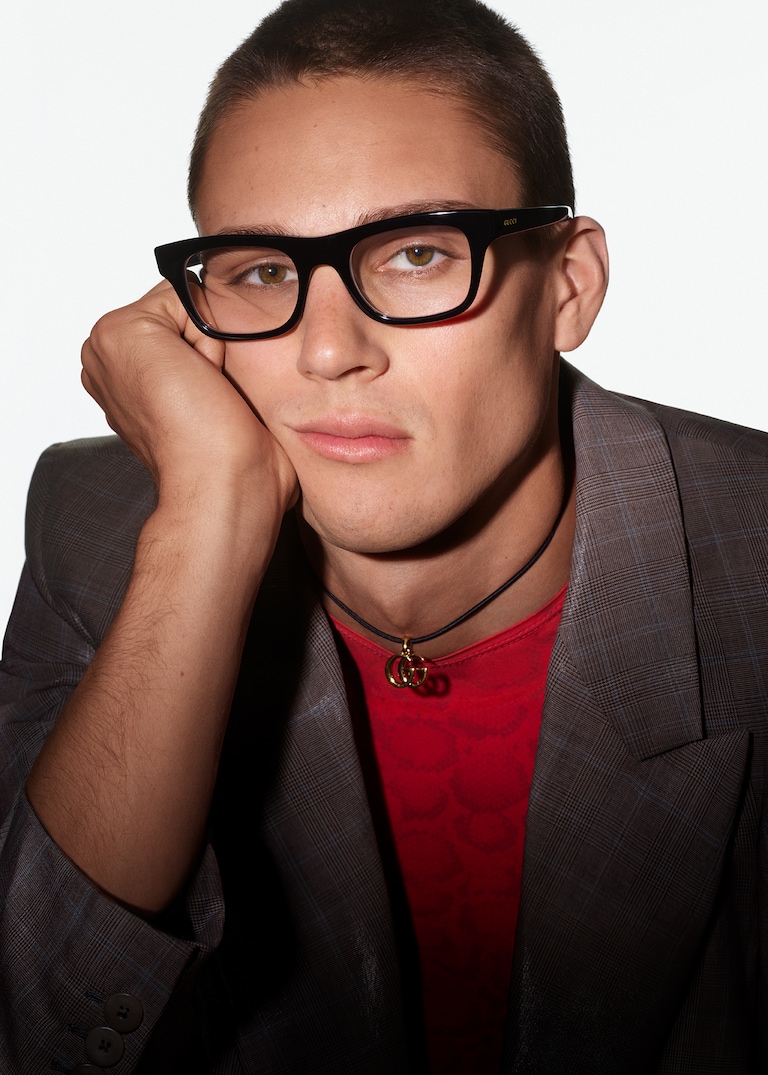 Die Sekunden verstreichen, während sich die Protagonisten in der neuen Gucci Eyewear Kampagne die Zeit vertreiben.Eine Geschichte ohne Handlung