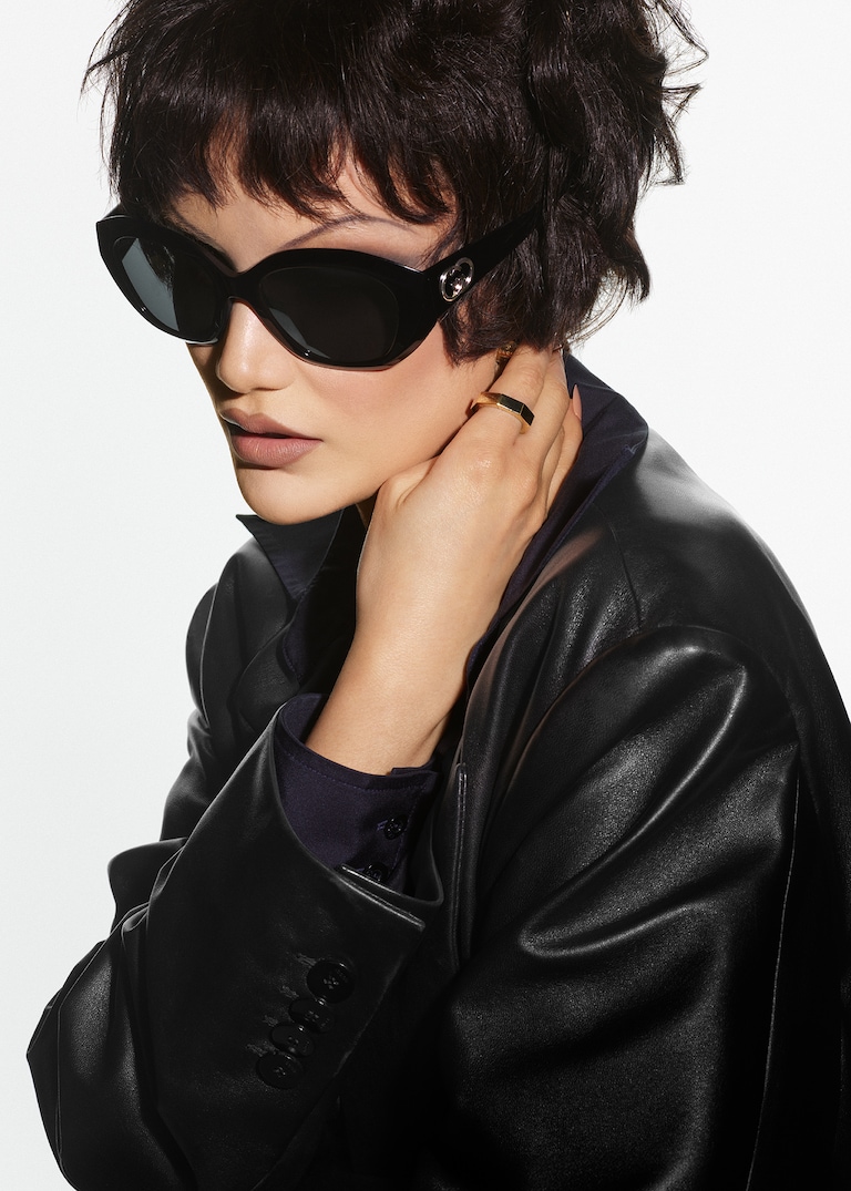 Die Sekunden verstreichen, während sich die Protagonisten in der neuen Gucci Eyewear Kampagne die Zeit vertreiben.Eine Geschichte ohne Handlung