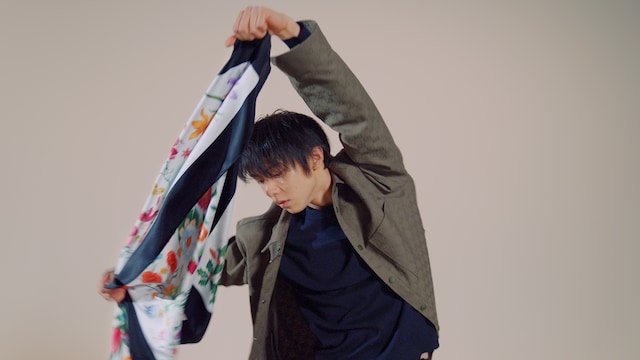 羽生結弦がグッチ シルク スカーフを使ったパフォーマンス