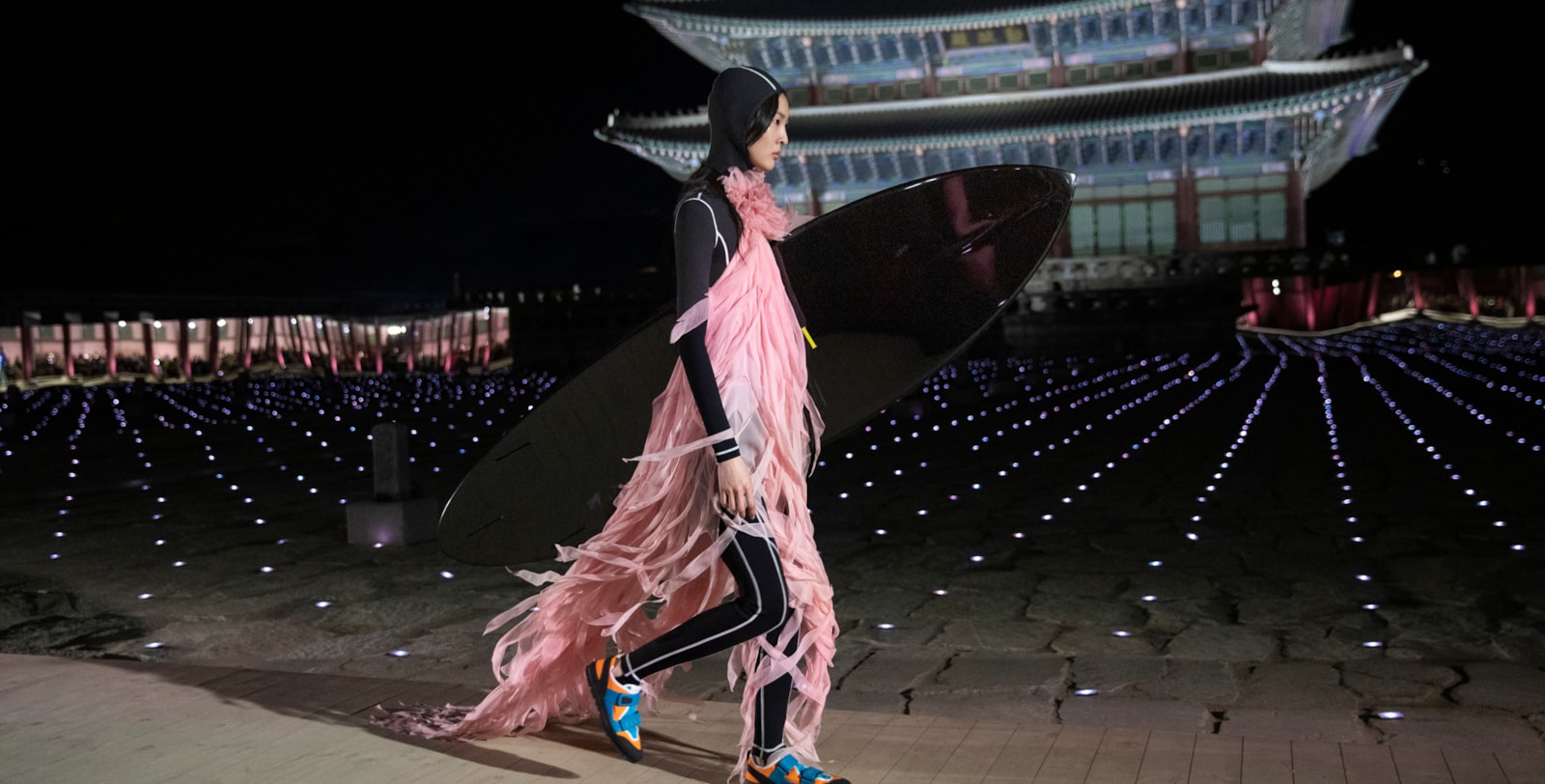 In the Cruise 2024 fashion show the heritage of Gucci comes together with the expressions of multicultural style found on the streets of Seoul. Cruise 2024