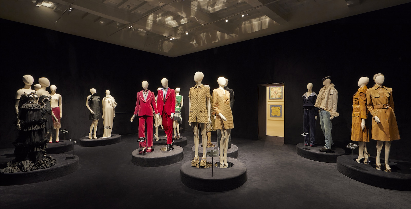 Découvrez les trois nouvelles salles de l’exposition Gucci Visions, une exposition immersive qui retrace un siècle de créativité de la Maison. Le voyage continue à l’exposition Gucci Visions, à Florence 