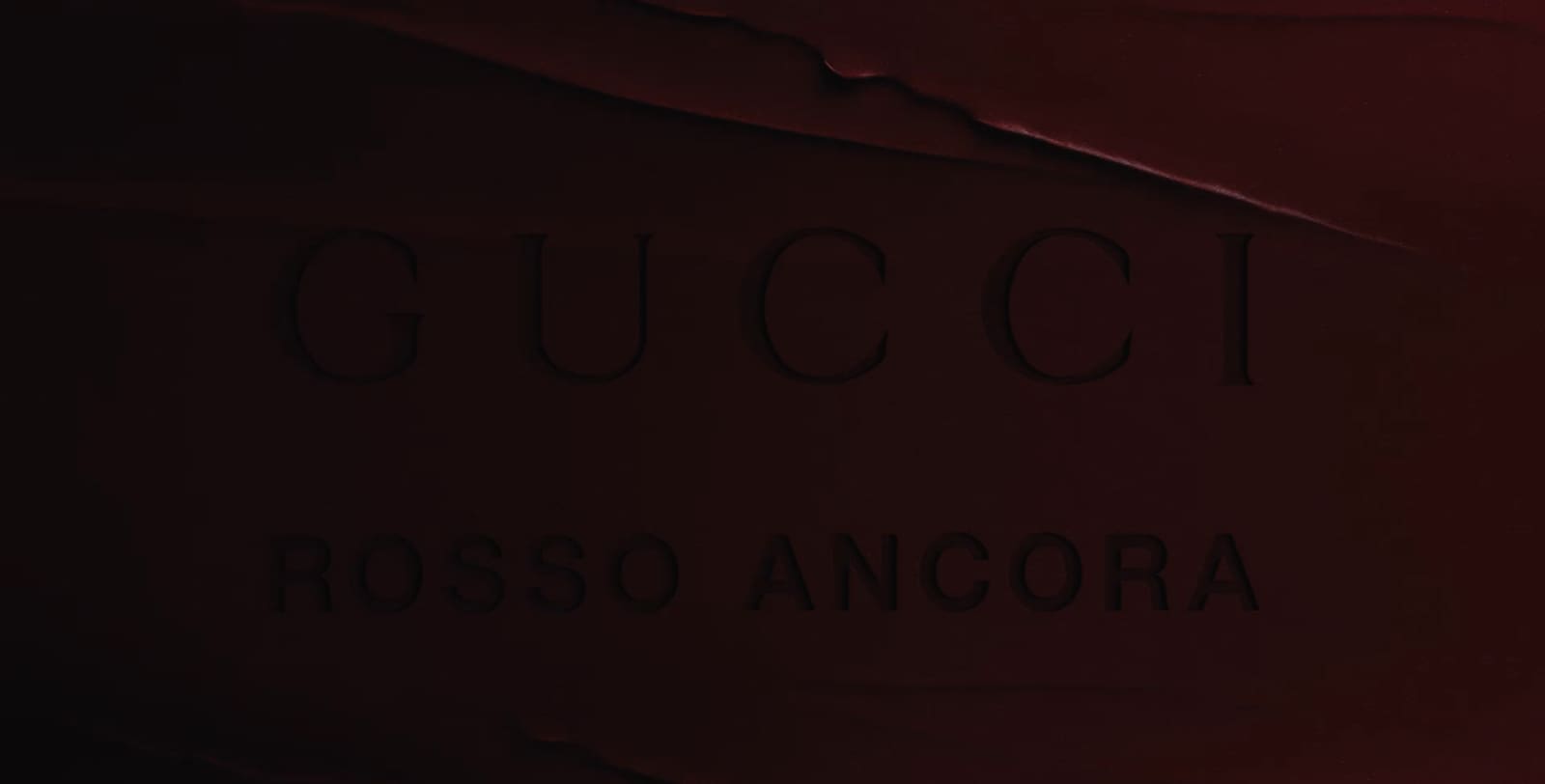 La nueva campaña muestra el emblemático pintalabios en Rosso Ancora, un tono mate que rinde homenaje al legado de Gucci.Un tono exclusivo