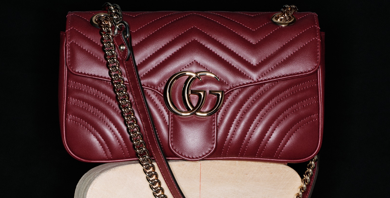 Revealing the artistry of the GG Marmont bag in Gucci Rosso Ancora.Crafting a Signature