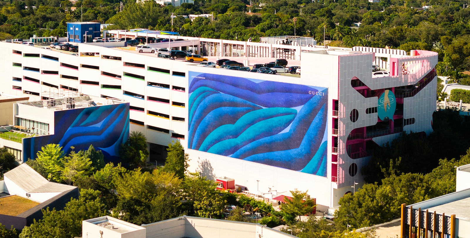 La Maison célèbre la saison des fêtes avec Gucci Winter Dream, une installation artistique et des fresques murales uniques au cœur de l’incontournable Design District de Miami.  Gucci Winter Dream 