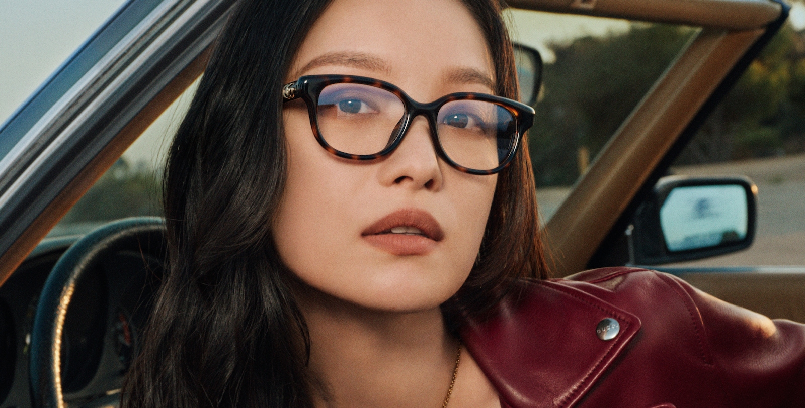 La campagne Gucci Eyewear Printemps-Été 2025 met notamment en scène Ni Ni, ambassadrice internationale de la marque, dans différentes destinations ensoleillées.Une vue ensoleillée 