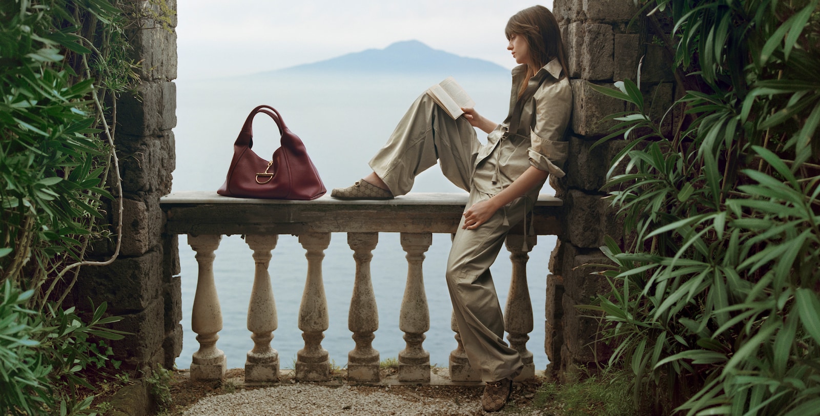 Daisy Edgar-Jones, Aliocha Schneider y David Jonsson protagonizan la nueva campaña, que refleja la esencia del verano en Italia.Gucci Lido