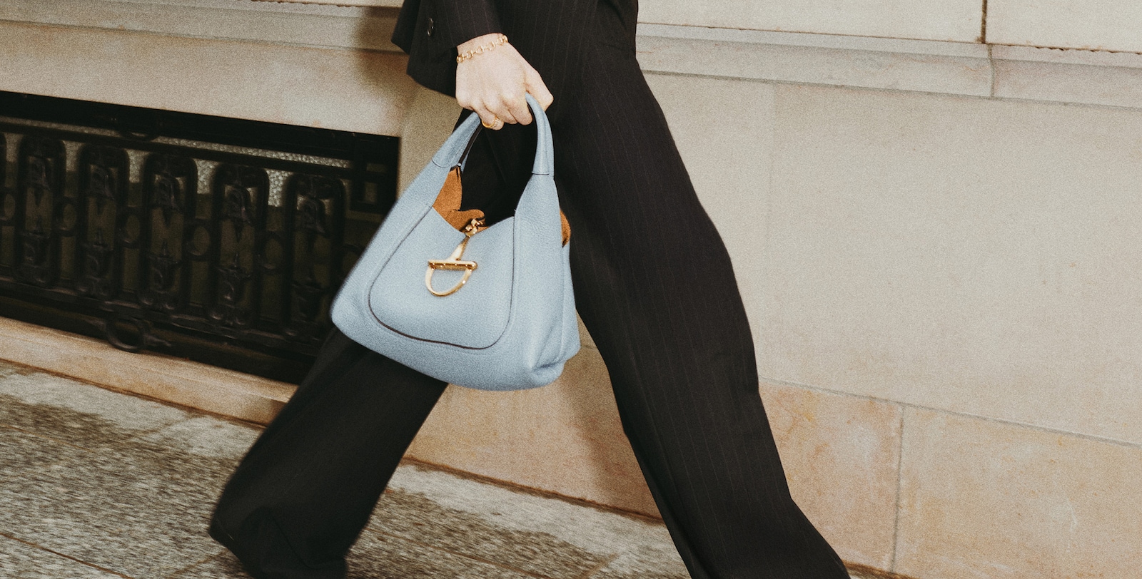 La nueva línea Gucci Softbit marca el ritmo en París con la modelo Maya Wigram.Momentos inolvidables en París