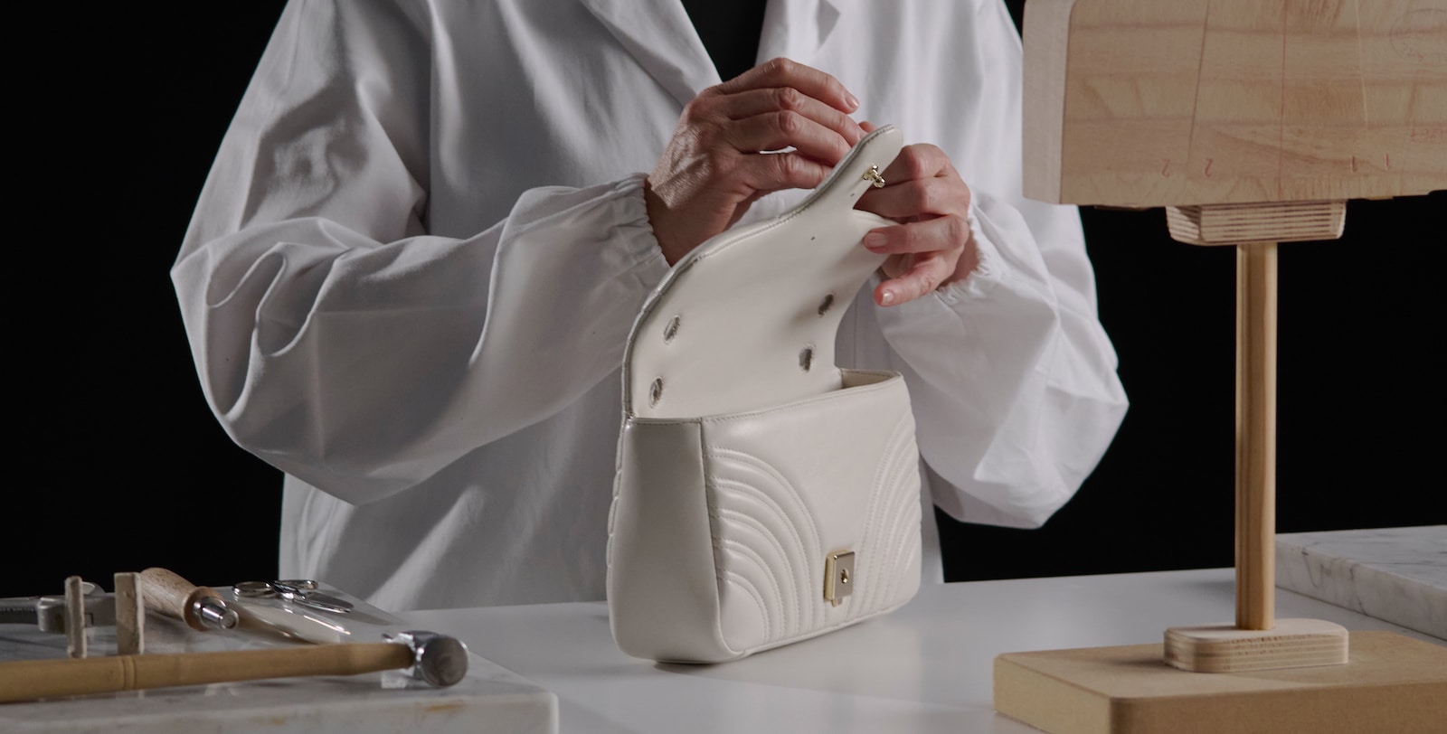 Une vidéo unique qui dévoile le savoir-faire derrière le sac à main GG Marmont.Gucci à l’œuvre : <br> GG Marmont