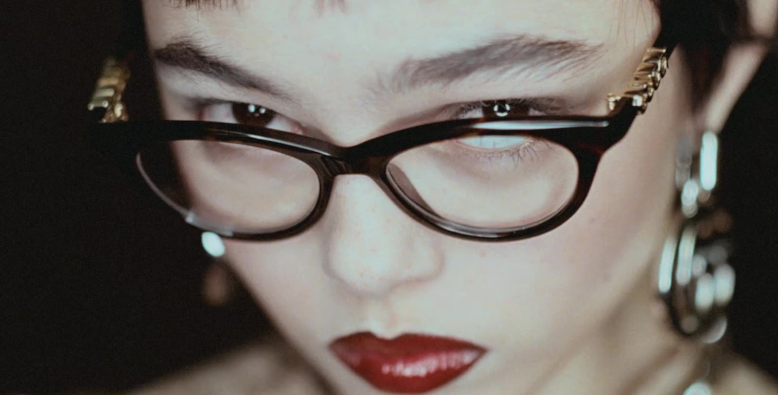 2026年春夏 グッチ アイウェア 広告キャンペーンでは、複数の登場人物を通して新コレクションが刻むリズムを描き出しています。 個性とアティチュード 