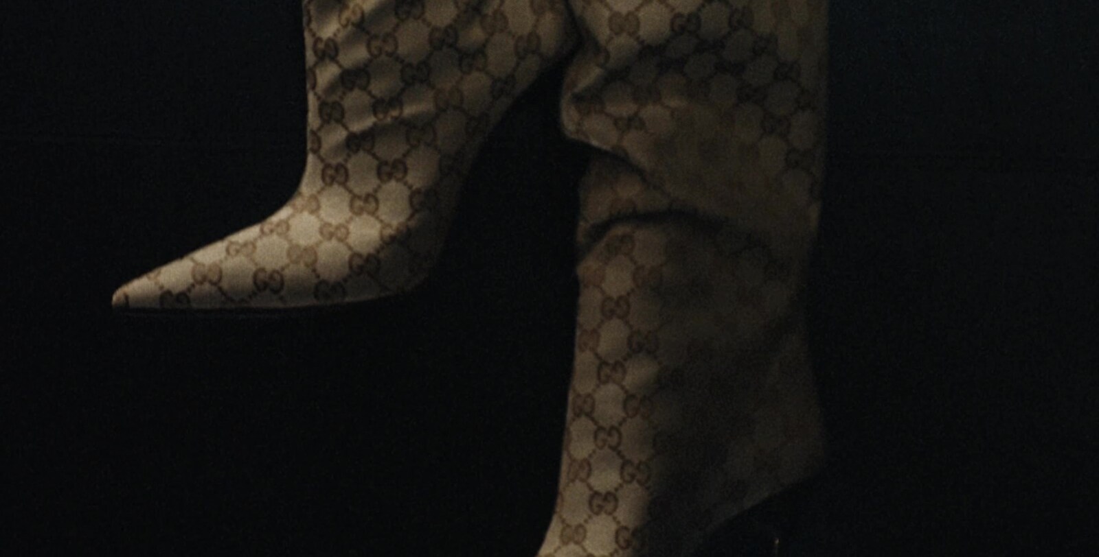 케이트 모스, 에밀리 리타이코프스키가 출연하는 새로운 캠페인은 보르세토 핸드백과 질리오 핸드백의 끝없는 매력을 탐구합니다.Beauty and the Bag