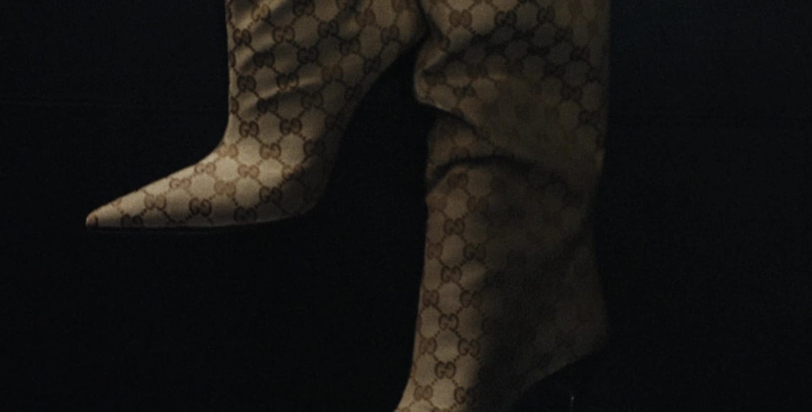 Eine neue Kampagne mit Kate Moss und Emily Ratajkowski rückt die grenzenlose Anziehungskraft der Borsetto und Giglio Handtaschen in den Mittelpunkt.Beauty and the Bag