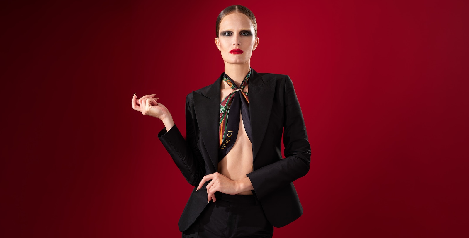 品牌全新项目焕新呈献十款典藏丝巾，颂扬Gucci传承的丝绸工艺。 丝巾之艺