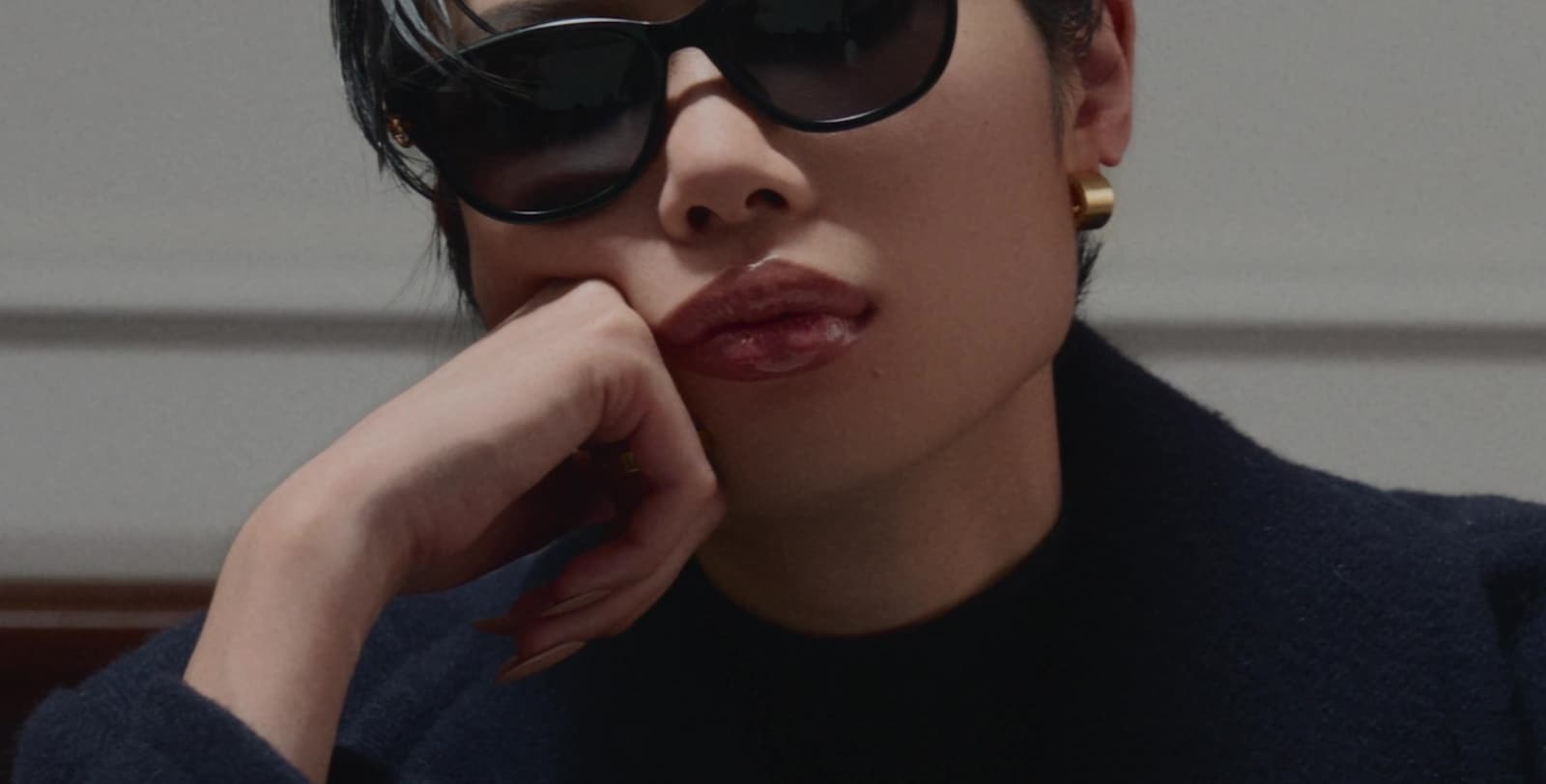 Die Sekunden verstreichen, während sich die Protagonisten in der neuen Gucci Eyewear Kampagne die Zeit vertreiben.Eine Geschichte ohne Handlung