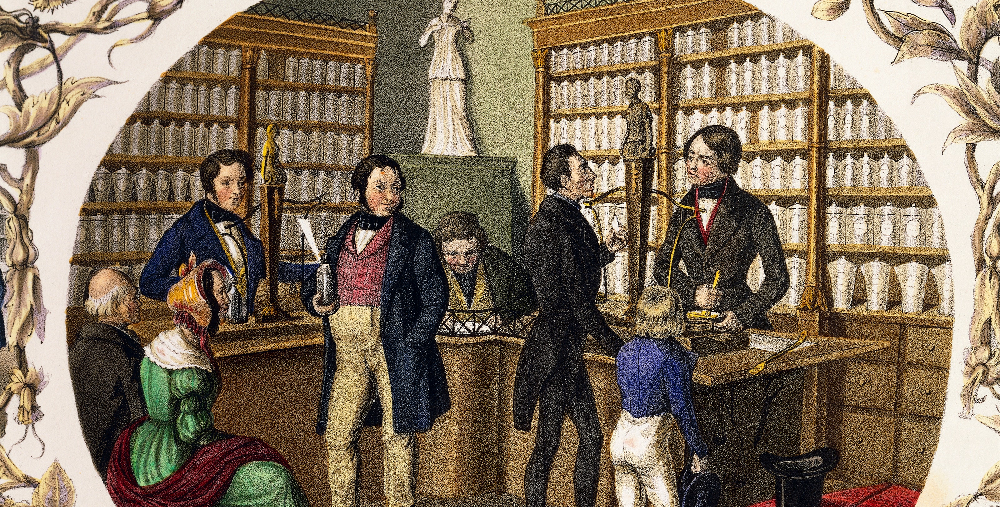 La antigua botica y sus vetustas estanterías de madera repletas de