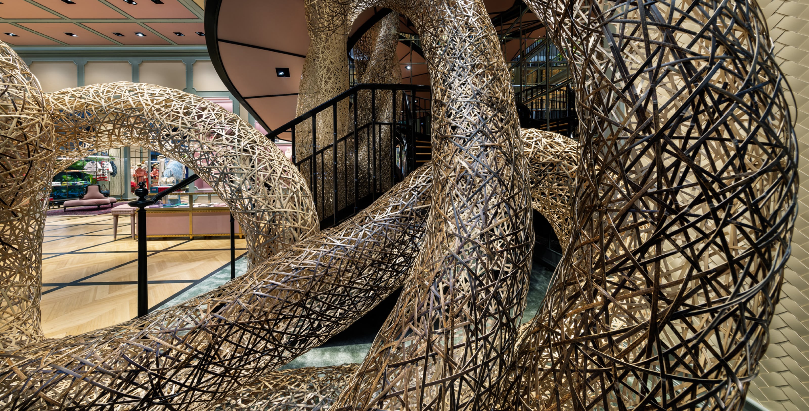 グッチ並木 フラッグシップの一周年を祝して グッチを象徴するバンブー