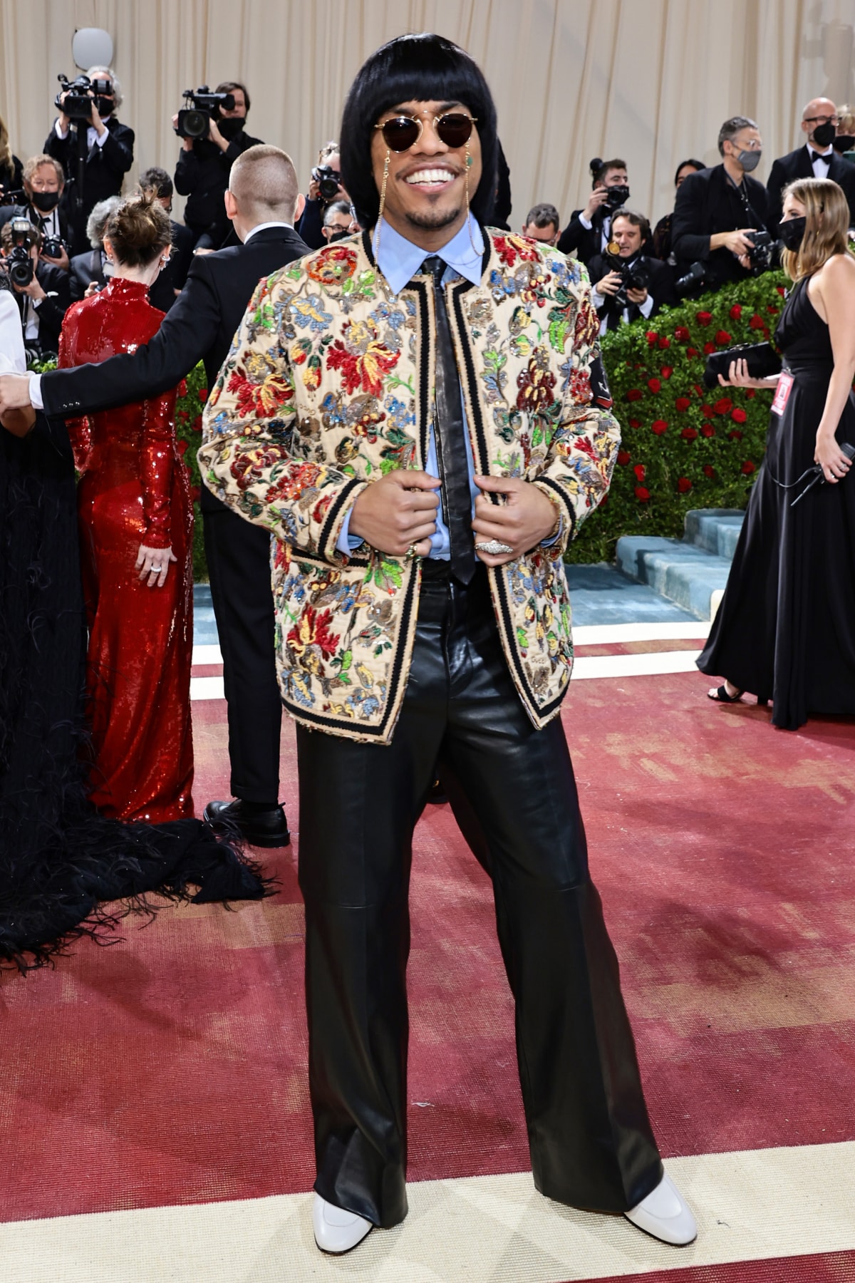 身着古驰服饰的嘉宾出席2022纽约大都会艺术博物馆慈善晚宴,Evan Ross Katz的播客带您了解幕后花絮。 - 古驰故事