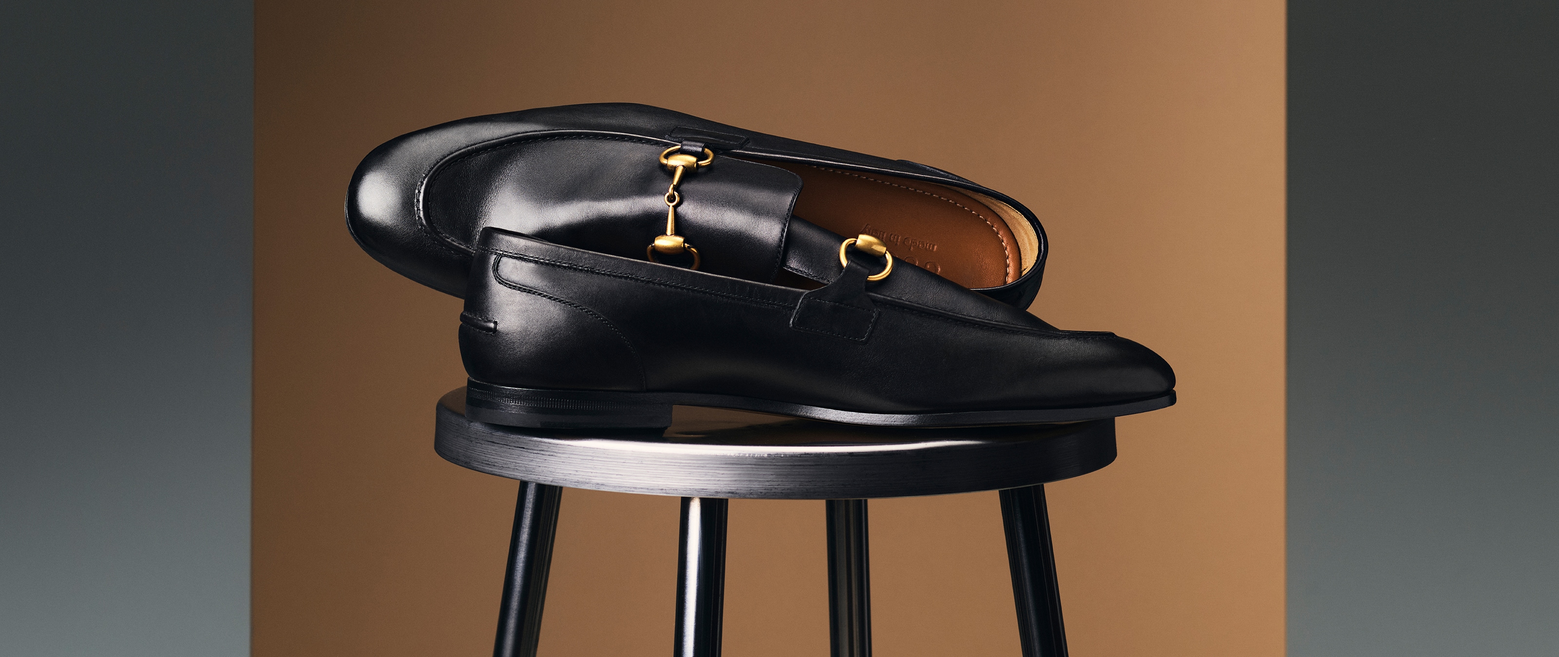 男士鞋履Gucci Horsebit 1953系列乐福鞋与经典Jordaan系列乐福鞋、运动鞋和男士设计师款鞋履一起耀眼登场。
