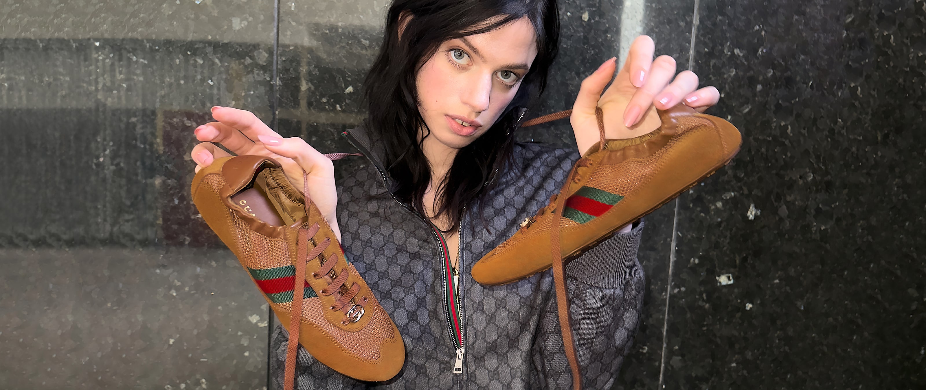 女士运动鞋Gucci Shift系列线上首发，女士运动鞋演绎品牌经典图案，焕新诠释织带设计，融合多元廓形，展现动感活力。