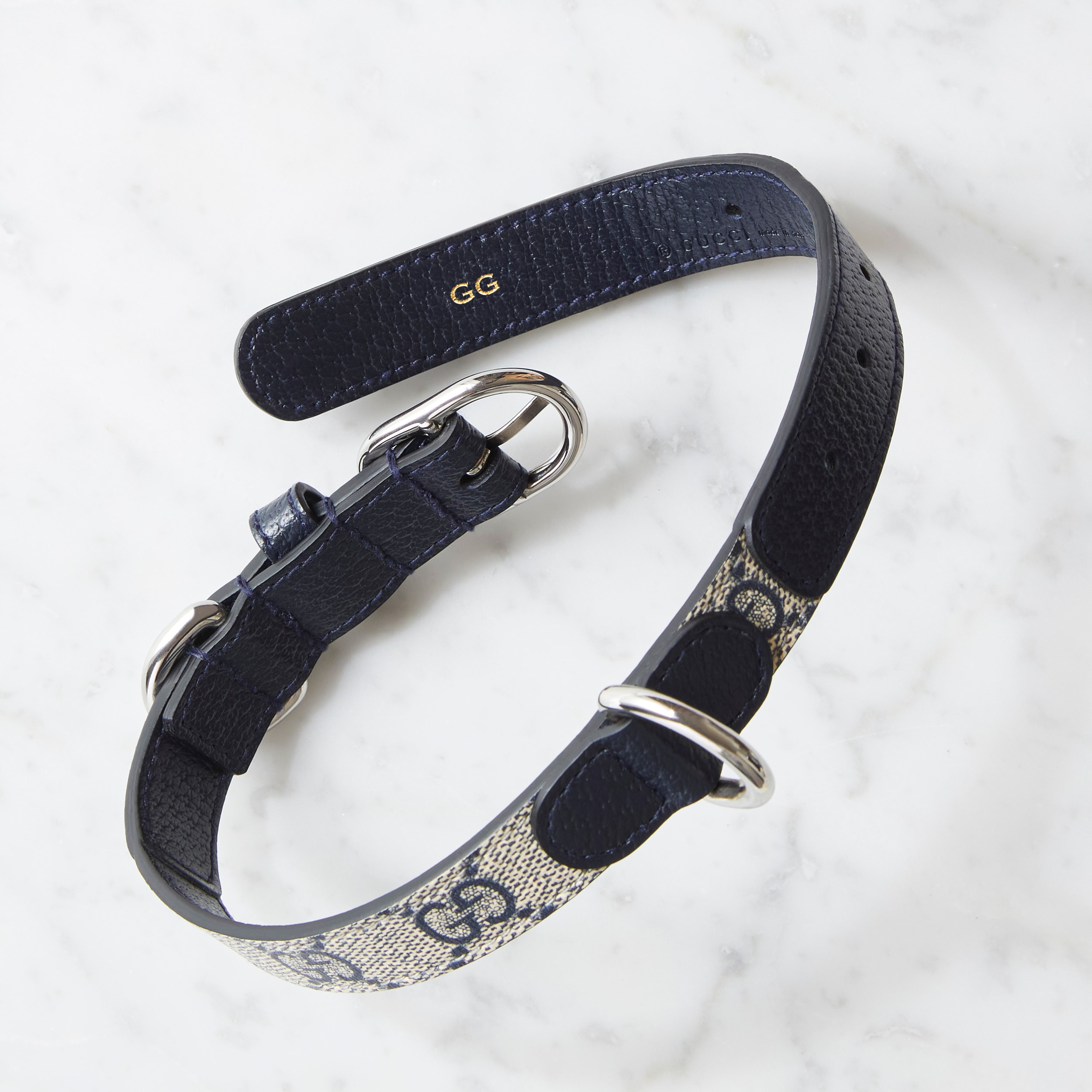 Gucci pet collar with logo pattern in blue and beige with Gucci logo embossed in gold