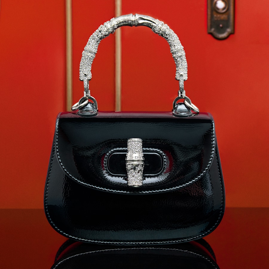 https://media.gucci.com/dynamic/b3c8/ZY4PcbCC5N+G7m4+_8CGUhBiJ5vzx3Ug03RHRAkKBXW5VxKJikpSJuf35RhzJs+Pwj8wKKWcy0ppfHa1cVrl8tn9vixg7euenRFMXTLlGupNjTd5xpU1ynULF2fyWntuoY91RILysMzqIMpA0lJ4Jn55IWUtCXMPY+m3Vm5vqoTfA0cE5iyYWtWxZ_yQ2ADwGpV_NJQkYBGiL1umDYvukVGs9+no6wB16doWLql1WWsyxWQXfonjTyl+a_r2iyhgHRhNN+U22vGWz5MxOcxtufLnU3FCtcrlrnvmmCuTUUuJB3ZbdHSOXc0TdAzrCgg1gZv0EPAsPcaZ_hSngXHJpFwc8uFWXGoZb1YKph0WQS857jGqY5eMwOrgJIEw8FuS/Mosaic_Squared_Gucci-GiftGiving-Oct24-09182024-GUCCI-SAVOY-06-064-H_001_Default.png