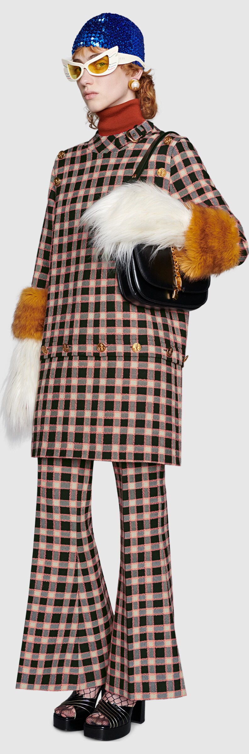 A model wearing 탈착 가능한 요소의 트위드 드레스, 체크 트위드 플레어 팬츠, 인터로킹 G 펄과 크리스털 귀걸이 