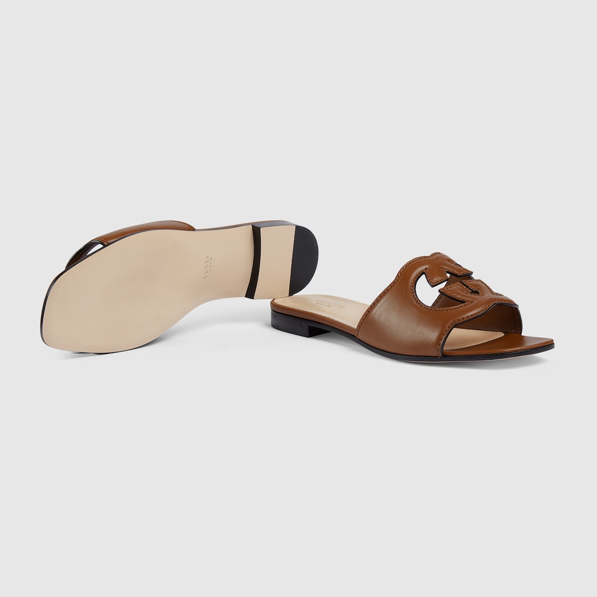 Sandalo slider donna con dettaglio Incrocio GG cut out in pelle color cuoio GUCCI Italia