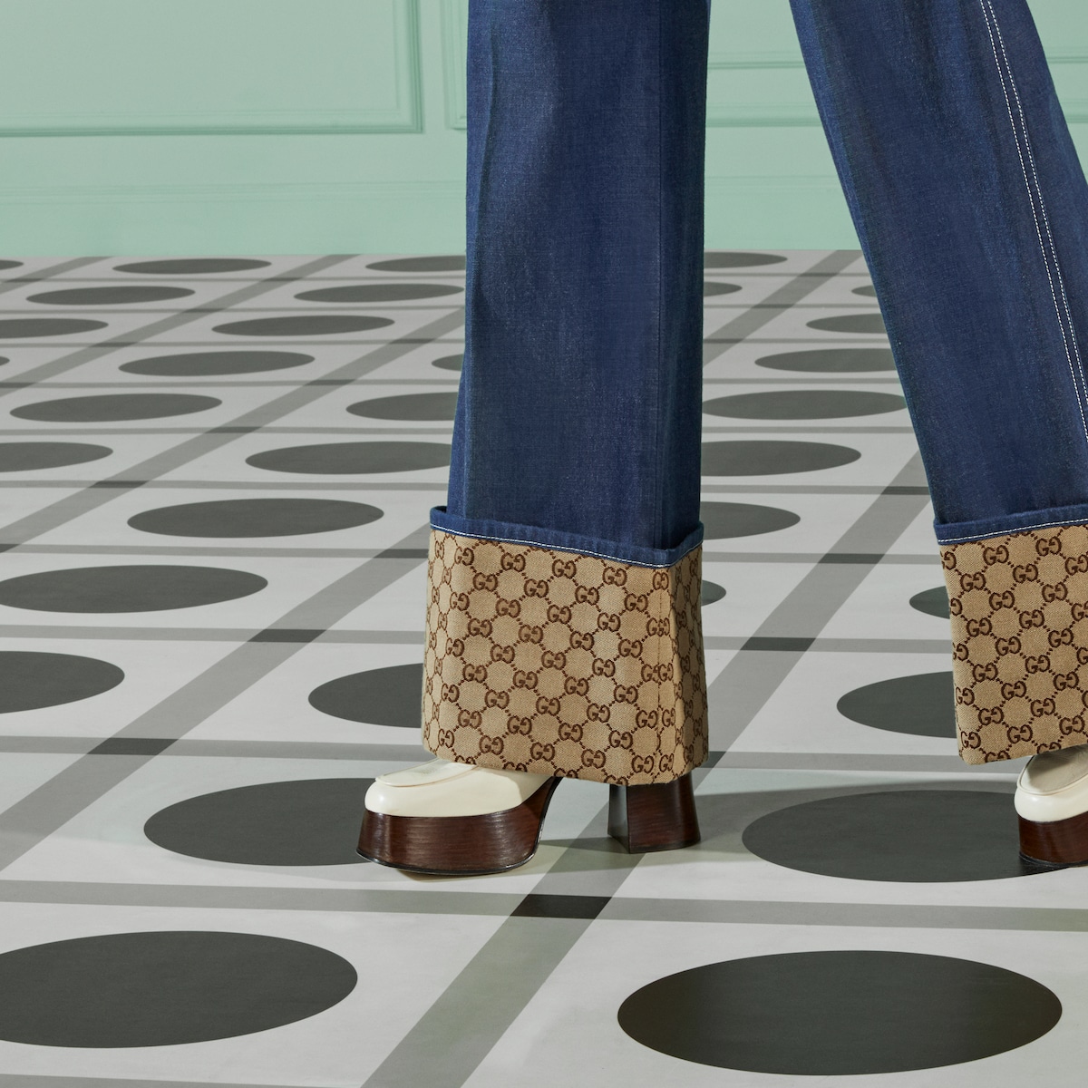 デニム・ジーパン GUCCI BAGGY-FIT DENIM JEANS GG cuff denim pant in blue | GUCCI® US