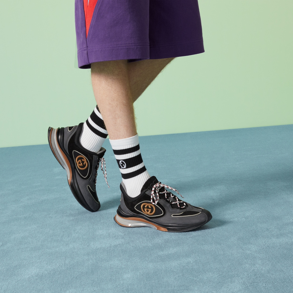 〔Gucci Run〕メンズ スニーカーグレー スエード GUCCI® JP