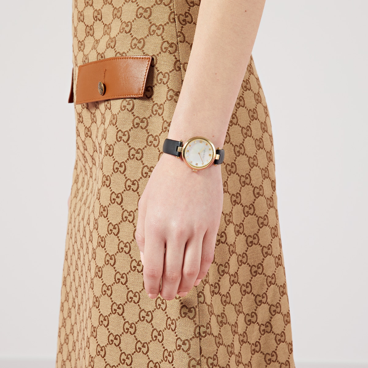 GUCCI ディアマンティッシマ ホワイトシェル レディース腕時計 ディアマンティッシマ ウォッチ、32mm ・ブラックレザー | GUCCI公式